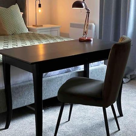 Modern Flat Near Train Station With Free Parking Apartment CBG Екстериор снимка
