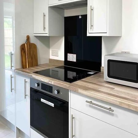 Modern Flat Near Train Station With Free Parking Apartment CBG Екстериор снимка