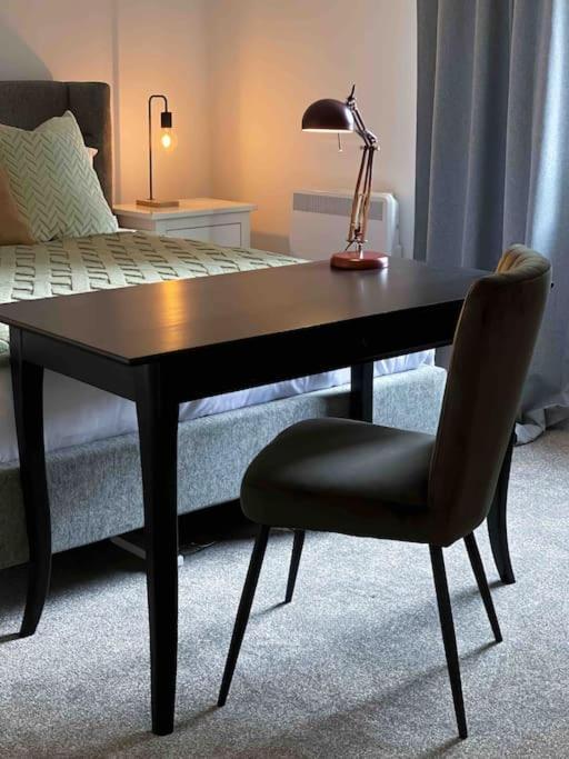 Modern Flat Near Train Station With Free Parking Apartment CBG Екстериор снимка