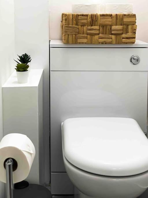 Modern Flat Near Train Station With Free Parking Apartment CBG Екстериор снимка