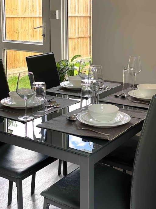 Modern Flat Near Train Station With Free Parking Apartment CBG Екстериор снимка