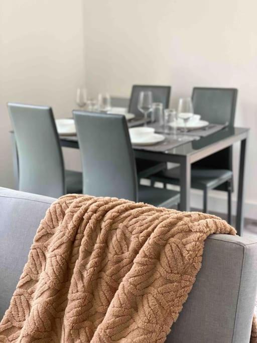 Modern Flat Near Train Station With Free Parking Apartment CBG Екстериор снимка