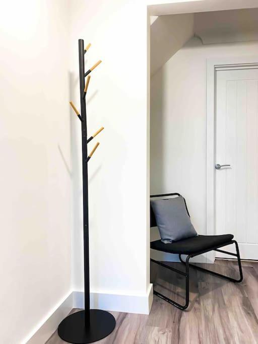 Modern Flat Near Train Station With Free Parking Apartment CBG Екстериор снимка