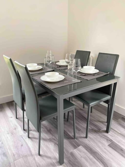 Modern Flat Near Train Station With Free Parking Apartment CBG Екстериор снимка