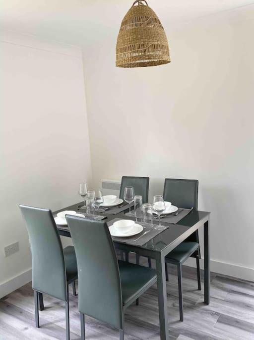 Modern Flat Near Train Station With Free Parking Apartment CBG Екстериор снимка