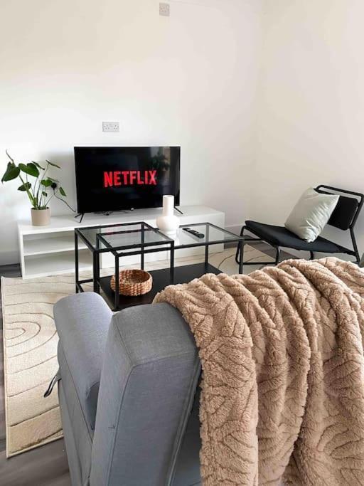 Modern Flat Near Train Station With Free Parking Apartment CBG Екстериор снимка