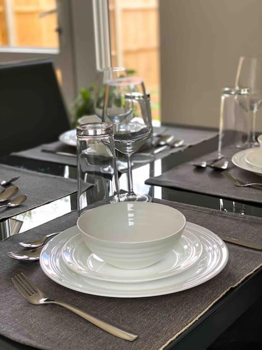 Modern Flat Near Train Station With Free Parking Apartment CBG Екстериор снимка