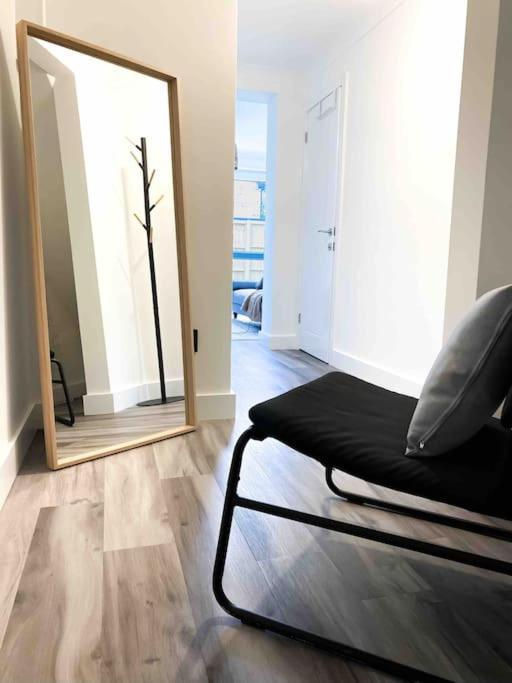 Modern Flat Near Train Station With Free Parking Apartment CBG Екстериор снимка