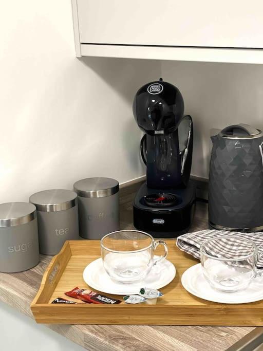 Modern Flat Near Train Station With Free Parking Apartment CBG Екстериор снимка