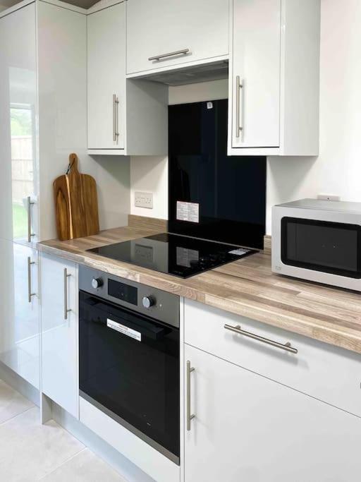 Modern Flat Near Train Station With Free Parking Apartment CBG Екстериор снимка