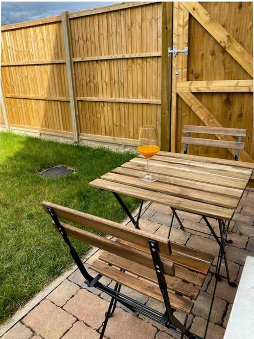 Modern Flat Near Train Station With Free Parking Apartment CBG Екстериор снимка