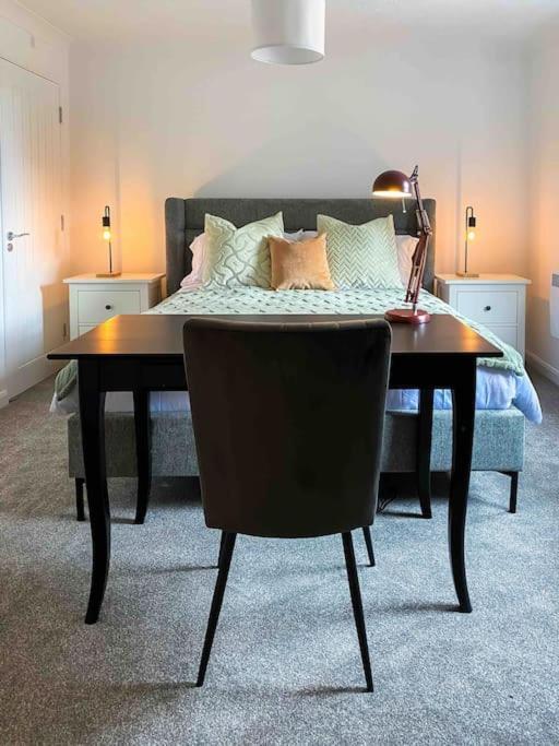 Modern Flat Near Train Station With Free Parking Apartment CBG Екстериор снимка
