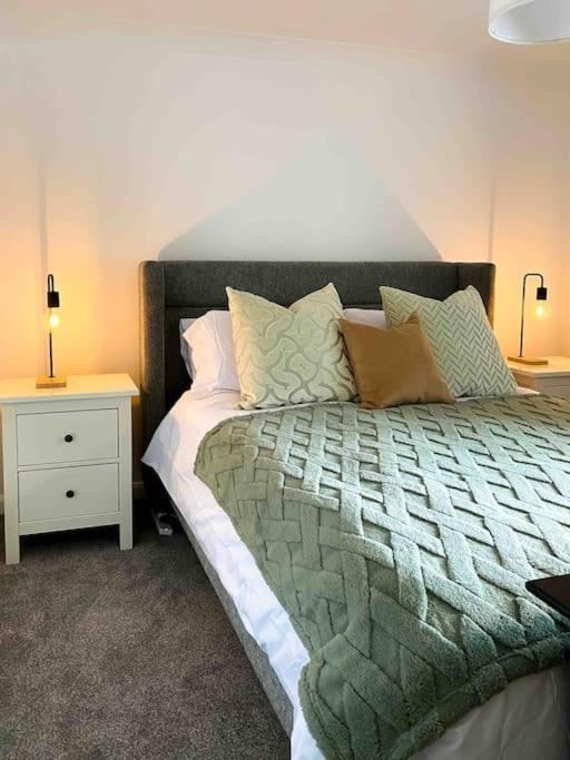 Modern Flat Near Train Station With Free Parking Apartment CBG Екстериор снимка