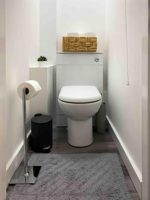 Modern Flat Near Train Station With Free Parking Apartment CBG Екстериор снимка