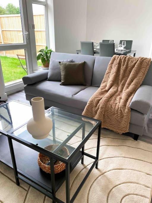 Modern Flat Near Train Station With Free Parking Apartment CBG Екстериор снимка