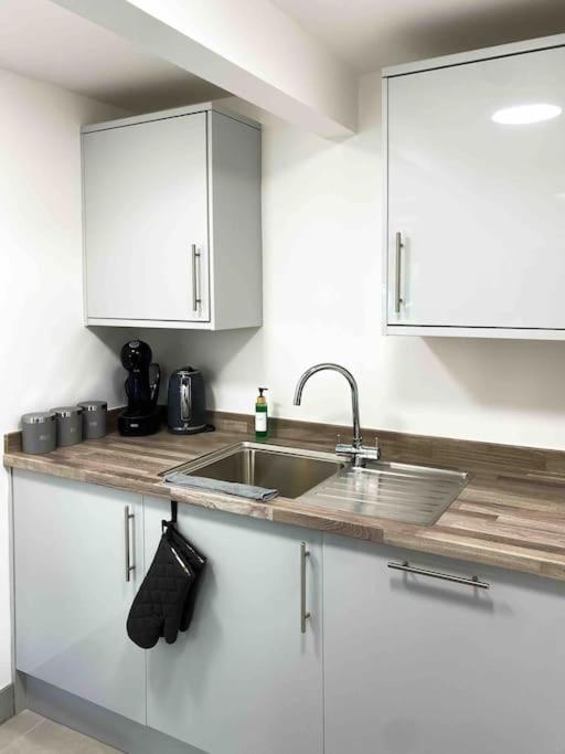 Modern Flat Near Train Station With Free Parking Apartment CBG Екстериор снимка